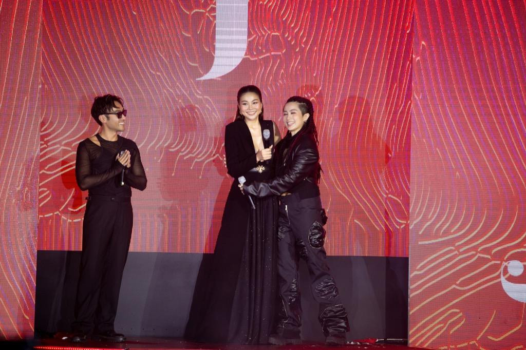 Thanh Hằng rạng rỡ chúc mừng Gil Lê