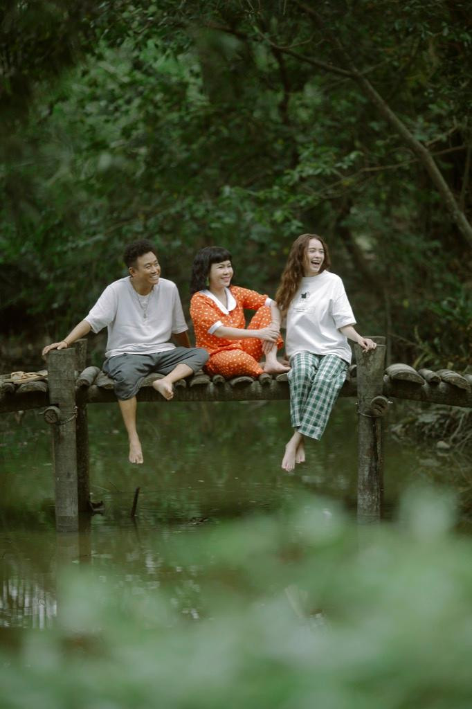 Nghệ sĩ Việt Hương, Hữu Tín và hotgirl Khánh Uyên xuất hiện vui vẻ trong phim. Nghệ sĩ Việt Hương, Hữu Tín và hotgirl Khánh Uyên xuất hiện vui vẻ trong phim.