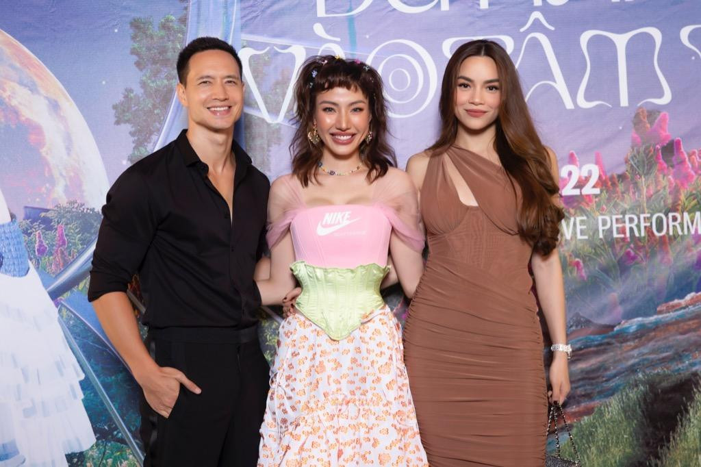 Hồ Ngọc Hà - Kim Lý bên cạnh GiGi Hương Giang