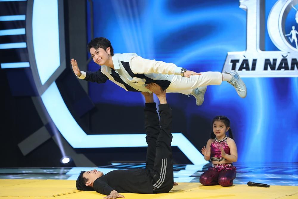 Gil Lê hoàn thành thử thách nâng người trên không Gil Lê hoàn thành thử thách nâng người trên không