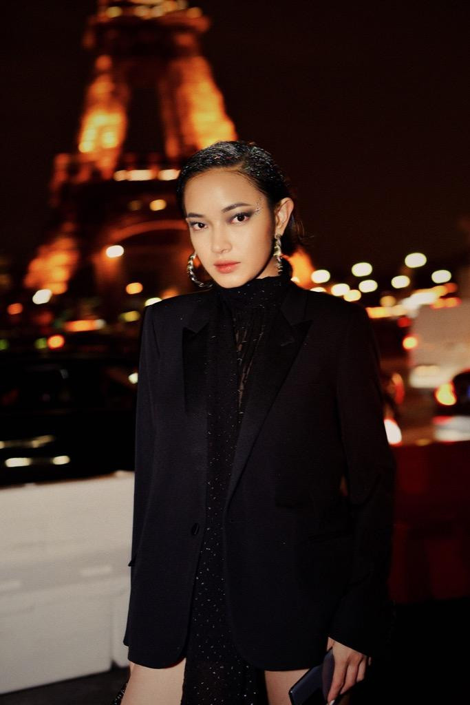 Những hình ảnh của Châu Bùi trong 3 Tuần lễ thời trang tại New York, Milan và Paris sẽ được ê-kíp của cô cập nhật và chia sẻ đến công chúng.