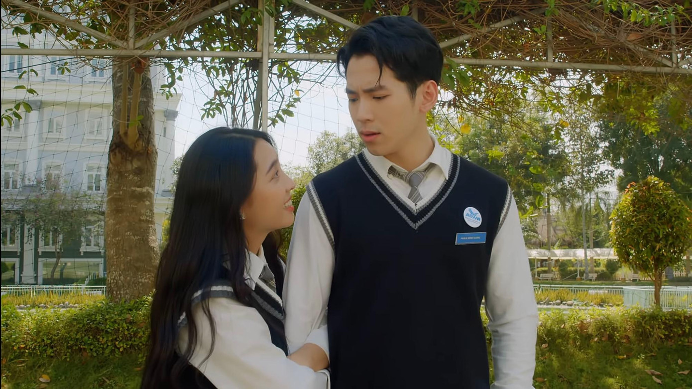 Bước vào độ tuổi học trò, Long trở thành "nam thần" nổi tiếng ở trường. Trong khi đó, Ngọc cũng là một cô bé lém lỉnh, dễ thương. Cả hai dần nảy sinh tình cảm với nhau. Bước vào độ tuổi học trò, Long trở thành "nam thần" nổi tiếng ở trường. Trong khi đó, Ngọc cũng là một cô bé lém lỉnh, dễ thương. Cả hai dần nảy sinh tình cảm với nhau.