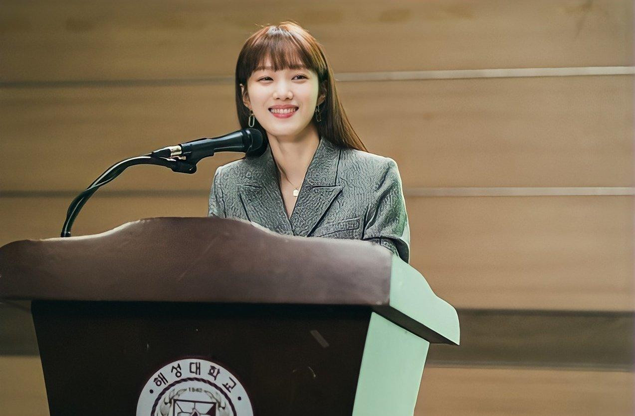 Tạo hình &quot;đội trưởng PR&quot; của Lee Sung Kyung trong phim