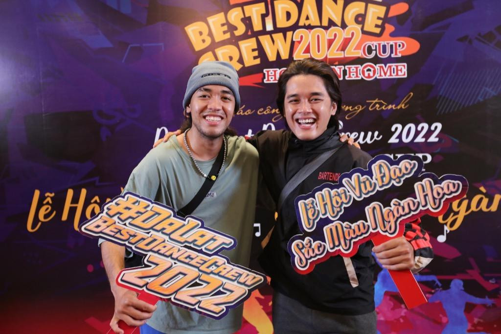 Đại diện nhóm nhảy WOW Team tại buổi ra mắt chương trình Đại diện nhóm nhảy WOW Team tại buổi ra mắt chương trình