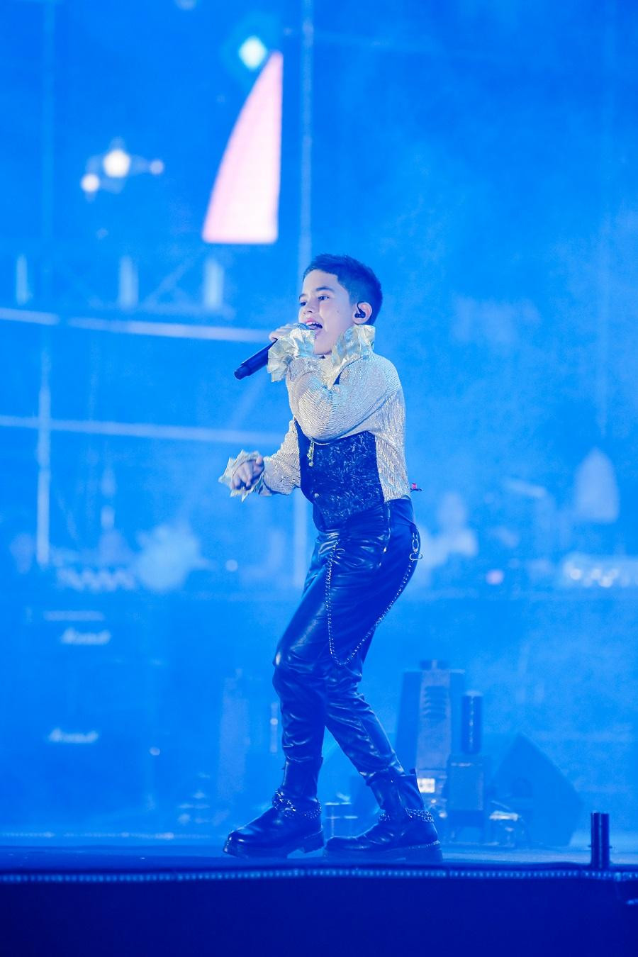 Là nghệ sĩ biểu diễn đầu tiên, Shumo đã nhanh chóng khuấy động sân khấu