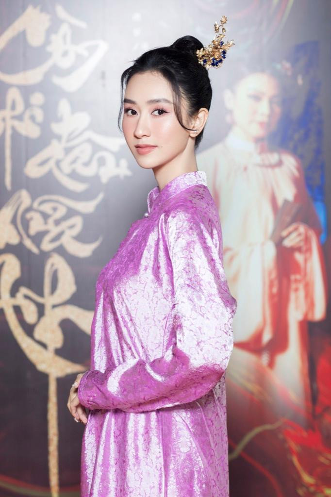 Á hậu Hà Thu tại buổi ra mắt MV "Còn Chi Đâu Nữa Anh" Á hậu Hà Thu tại buổi ra mắt MV "Còn Chi Đâu Nữa Anh"