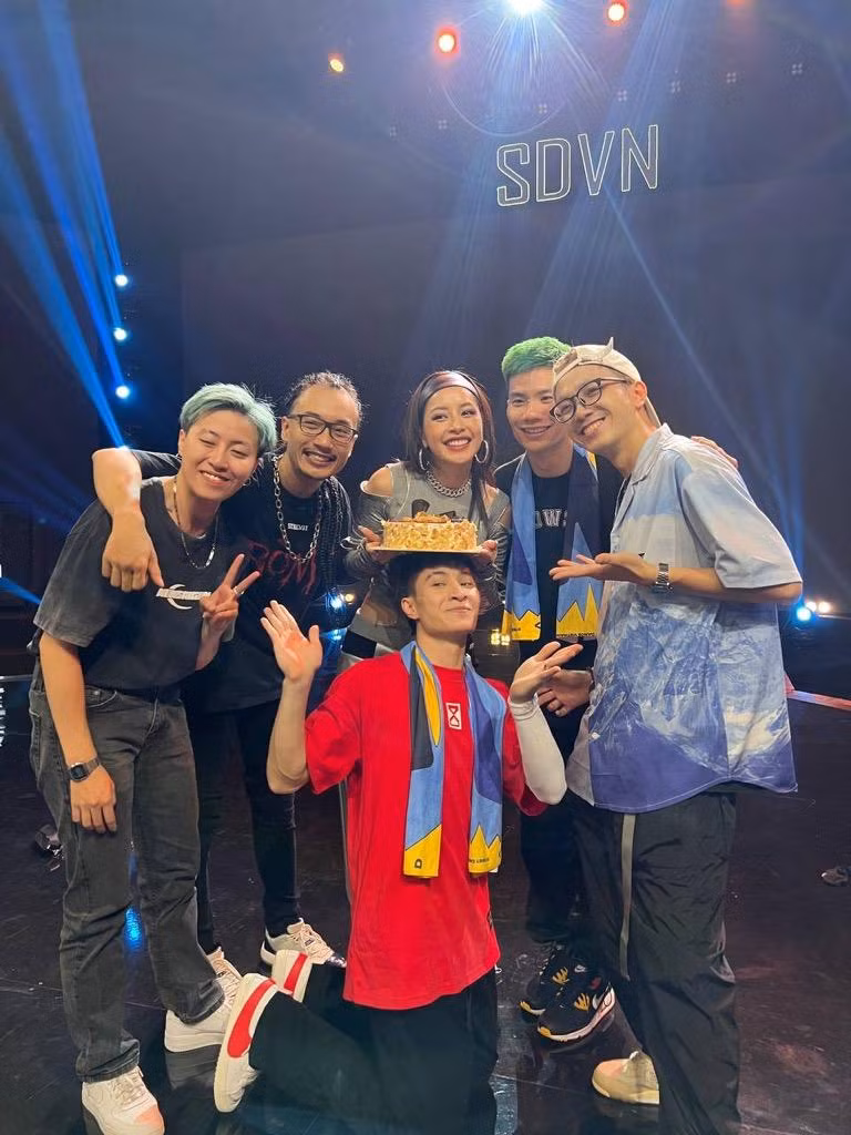 Chi Pu chụp ảnh cùng các thành viên trong team