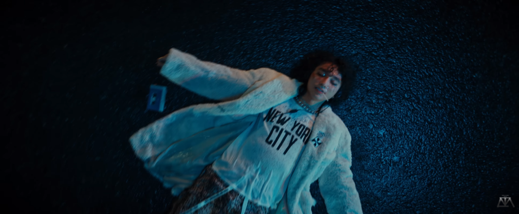 Sơn Tùng M-TP nằm dưới mưa với nụ cười đầy bí ẩn.