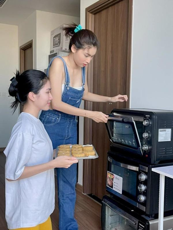 Đôi bạn thân &quot;tài sắc vẹn toàn&quot; tự tay làm bánh Trung thu tại nhà