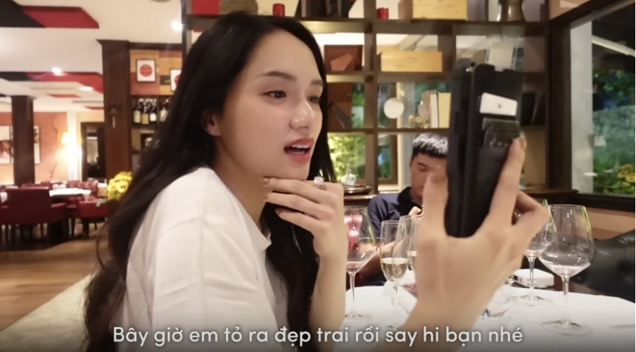 Hương Giang thường xuyên đăng tải những khoảnh khắc hậu trường lên kênh của mình.