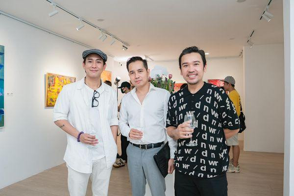 Hứa Vĩ Văn (bìa trái) tại buổi triển lãm Phù Hoa Hứa Vĩ Văn (bìa trái) tại buổi triển lãm Phù Hoa