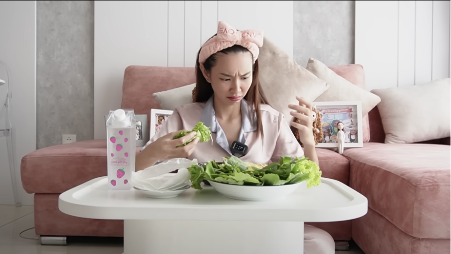 Thùy Tiên lần đầu ăn thử “rau sống", trước giờ nàng hậu rất ghét ăn rau.
