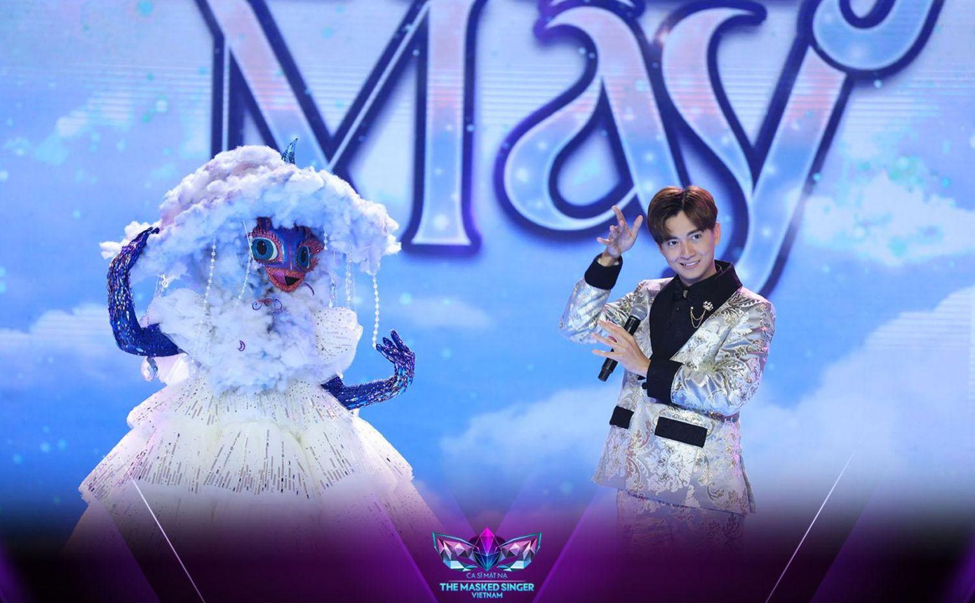 Lady Mây bên cạnh MC Ngô Kiến Huy.