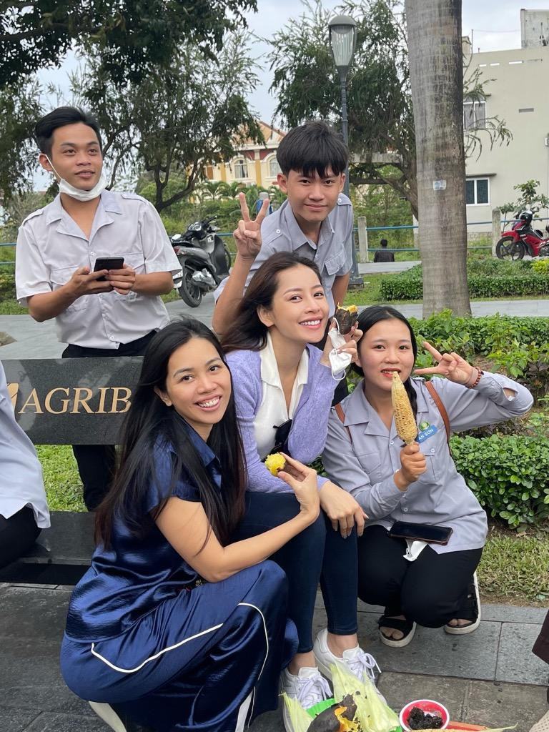 Chi Pu ăn mặc giản dị cùng đi ăn uống, trò chuyện với các bạn trẻ