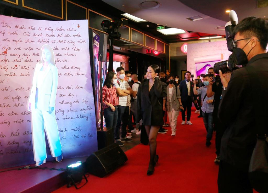 Quang Sự và Phạm Quỳnh Anh bên cạnh poster 3D của mình tại buổi ra mắt phim Quang Sự và Phạm Quỳnh Anh bên cạnh poster 3D của mình tại buổi ra mắt phim