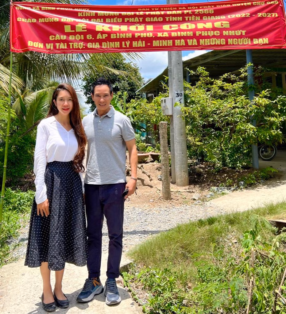 Lý Hải - Minh Hà trong chuyến đi từ thiện vừa qua Lý Hải - Minh Hà trong chuyến đi từ thiện vừa qua