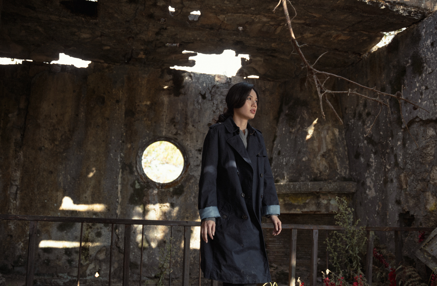 Tạo hình chững chạc của Trâm Anh trong phim