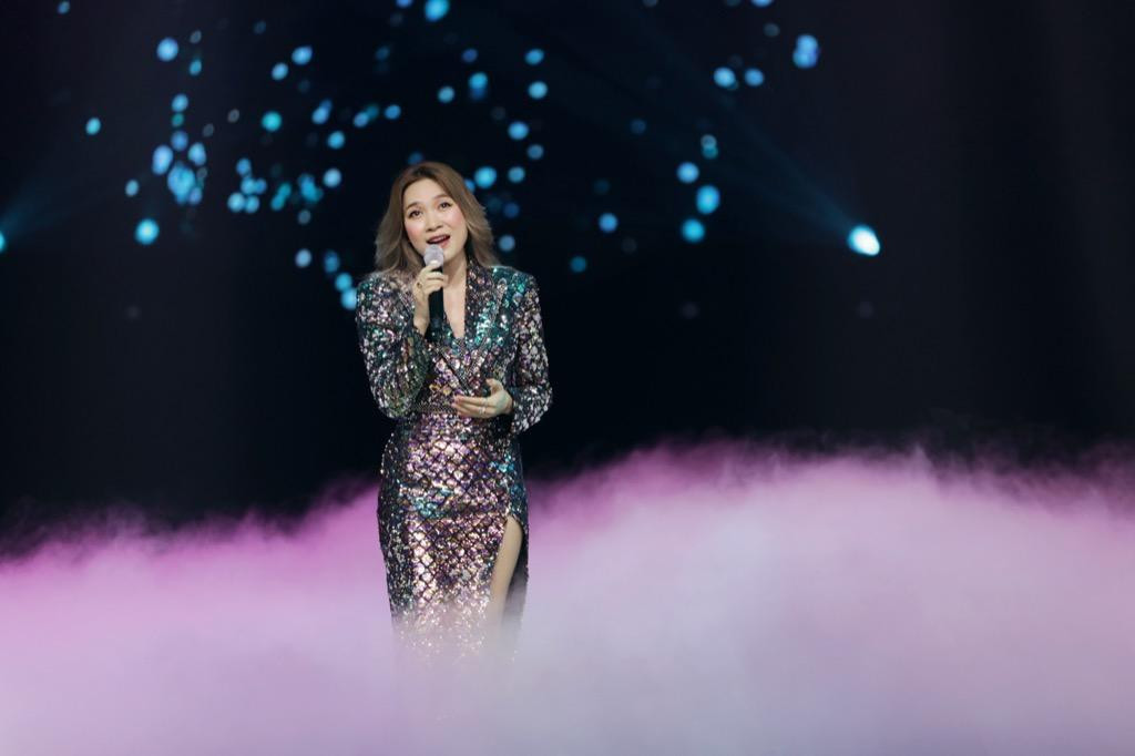 Ca sĩ Mỹ Tâm biểu diễn các ca khúc Hẹn ước từ hư vô, Anh chưa biết đâu. Ca sĩ Mỹ Tâm biểu diễn các ca khúc Hẹn ước từ hư vô, Anh chưa biết đâu.