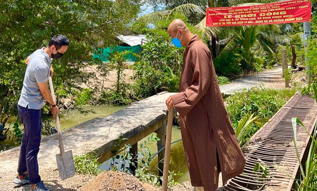 Lý Hải tại buổi lễ khởi công Lý Hải tại buổi lễ khởi công