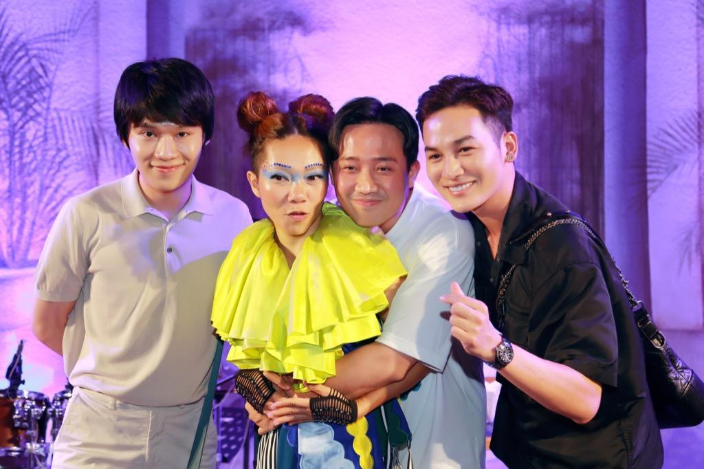 Quang Trung và Ali Hoàng Dương cũng đến cổ vũ đàn chị