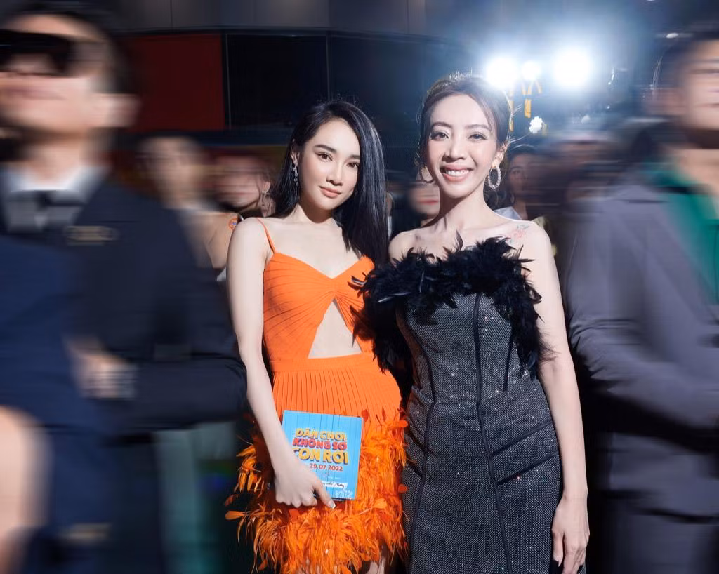 Nhã Phương nổi bật bên cạnh NSX Thu Trang Nhã Phương nổi bật bên cạnh NSX Thu Trang