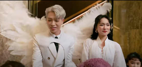 Đức Phúc bên cạnh nhân vật nữ chính của màn cầu hôn trong MV Đức Phúc bên cạnh nhân vật nữ chính của màn cầu hôn trong MV