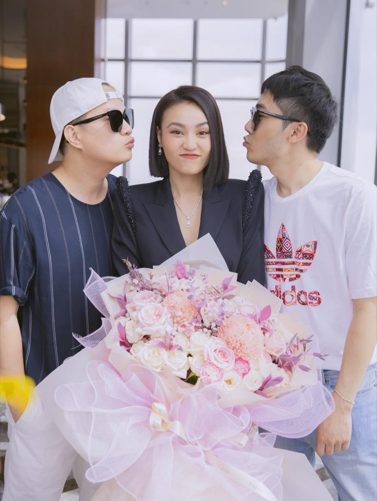 Nữ diễn viên bên cạnh bộ đôi đạo diễn Bảo Nhân - Nam Cito Nữ diễn viên bên cạnh bộ đôi đạo diễn Bảo Nhân - Nam Cito