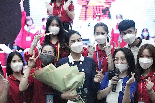 Hoa hậu Ngọc Hân được các bạn sinh viên chào đón tại sự kiện.