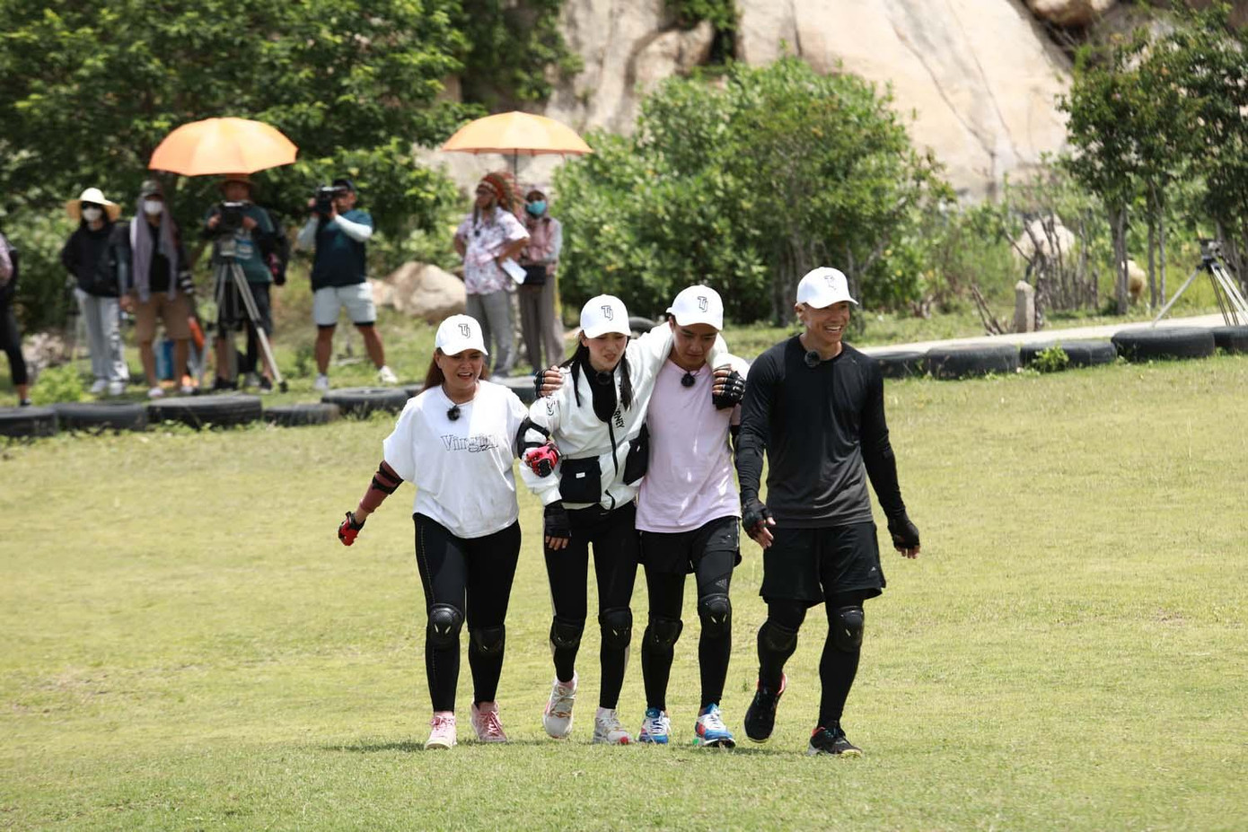 Các đồng đội phải dìu Phương Anh Đào vào trong