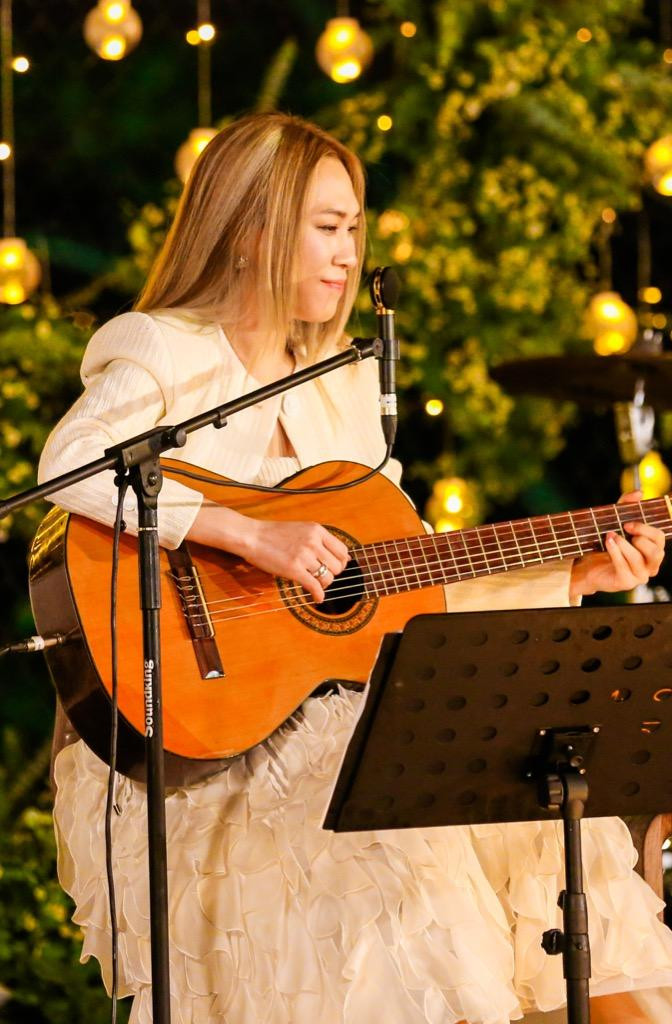 Hình ảnh quen thuộc của Mỹ Tâm bên cây đàn guitar