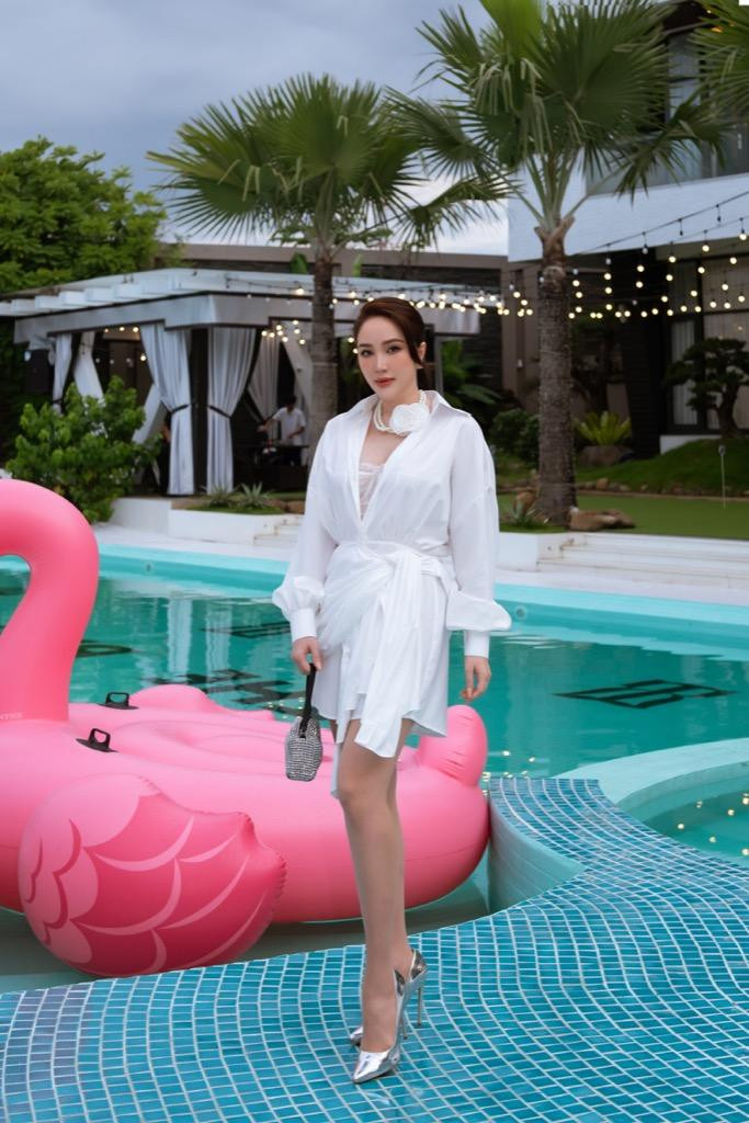 Nữ ca sĩ diện váy trắng, khoe nhan sắc trẻ trung tại sự kiện.