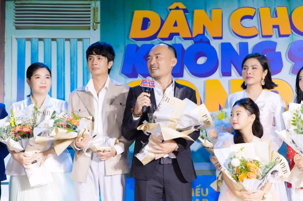 Dàn diễn viên Lê Khánh, Huỳnh Phương, Tiến Luật, Vân Trang và diễn viên nhí Bảo Thi Dàn diễn viên Lê Khánh, Huỳnh Phương, Tiến Luật, Vân Trang và diễn viên nhí Bảo Thi
