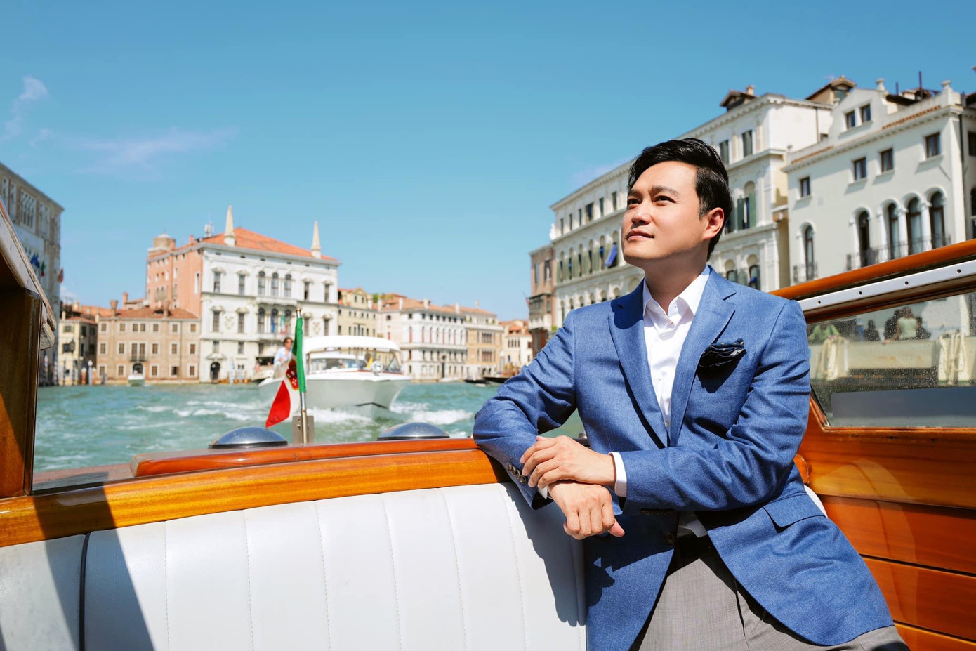 Nam ca sĩ Quang Vinh khoe loạt ảnh điển trai, lịch lãm tại Ý.