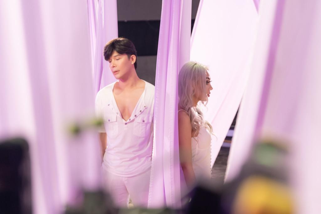 Nathan Lee phá lệ lần đầu tham gia đóng MV The Dream - Mơ của Huyền Cadie. Nathan Lee phá lệ lần đầu tham gia đóng MV The Dream - Mơ của Huyền Cadie.