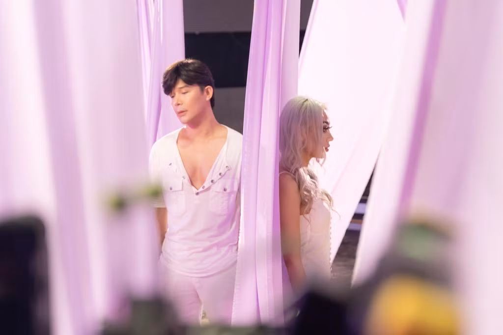 Nathan Lee phá lệ lần đầu tham gia đóng MV The Dream - Mơ của Huyền Cadie. Nathan Lee phá lệ lần đầu tham gia đóng MV The Dream - Mơ của Huyền Cadie.