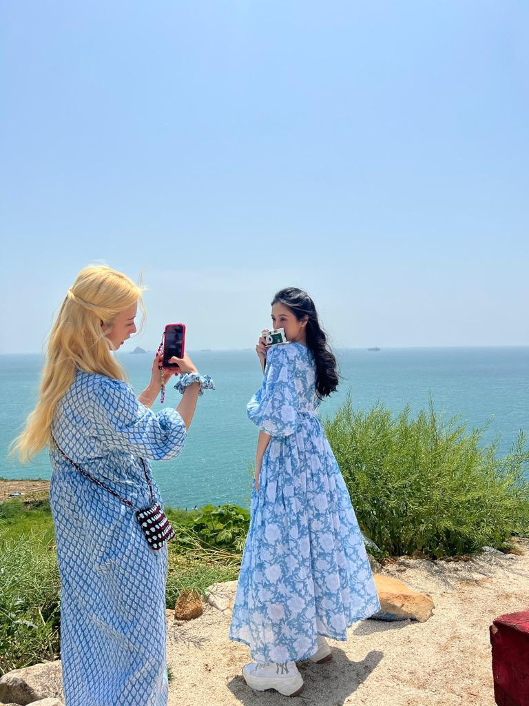 Bomi nhiệt tình chụp hình cho "nàng thơ" của Tháng Năm Rực Rỡ Bomi nhiệt tình chụp hình cho "nàng thơ" của Tháng Năm Rực Rỡ