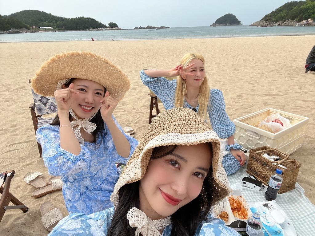 Jun Vũ, Bomi và Namjoo "selfie" cùng nhau Jun Vũ, Bomi và Namjoo "selfie" cùng nhau