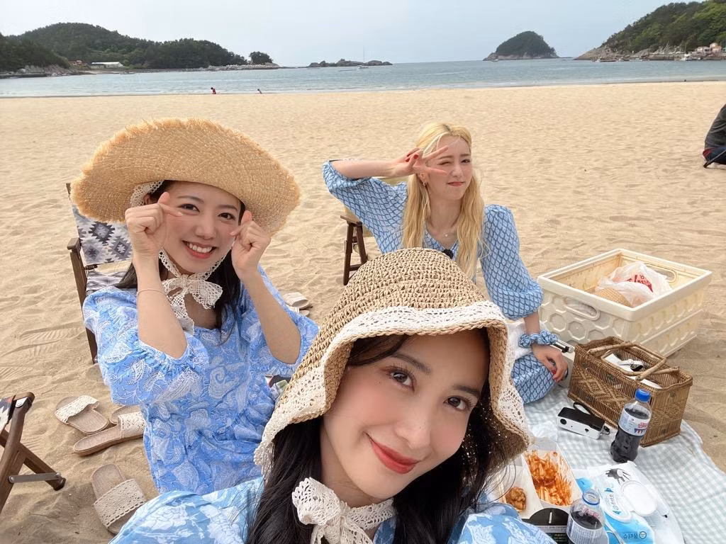 Jun Vũ, Bomi và Namjoo "selfie" cùng nhau