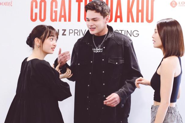 Kaity và Lan Ngọc ứng biến diễn xuất trong phần casting của Stephen Nguyễn Kaity và Lan Ngọc ứng biến diễn xuất trong phần casting của Stephen Nguyễn