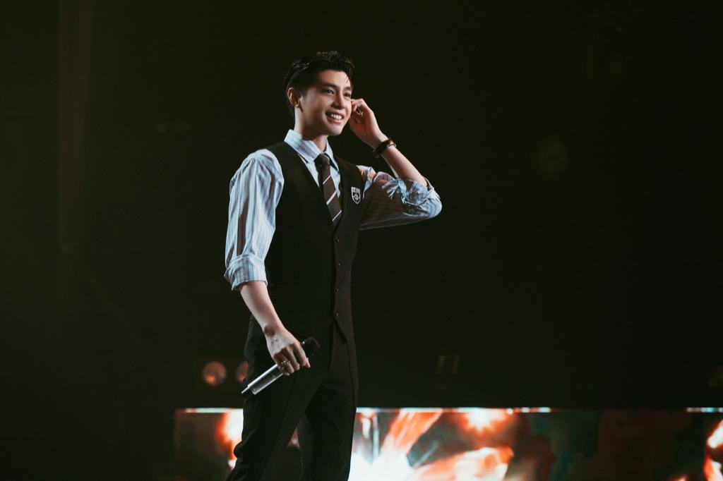 Chủ nhân hit Chạm khẽ tim anh một chút thôi xuất hiện điển trai trên sân khấu