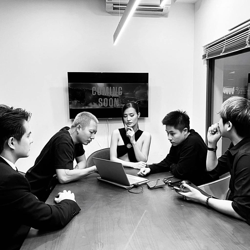 Ông xã Ông Cao Thắng và đạo diễn Đinh Hà Uyên Thư đều xuất hiện trong bức ảnh được Đông Nhi đăng tải