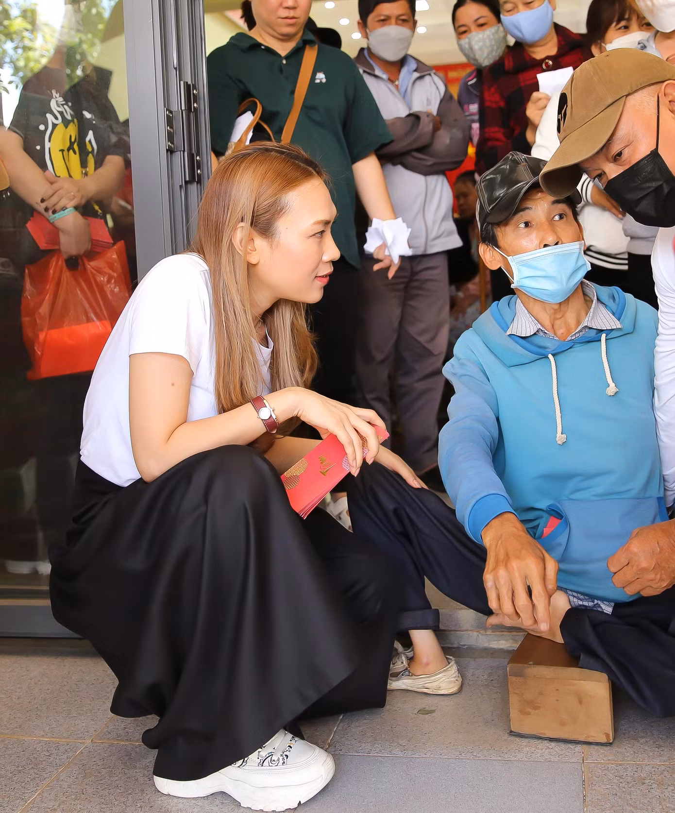Cô trò chuyện thân tình cùng mọi người