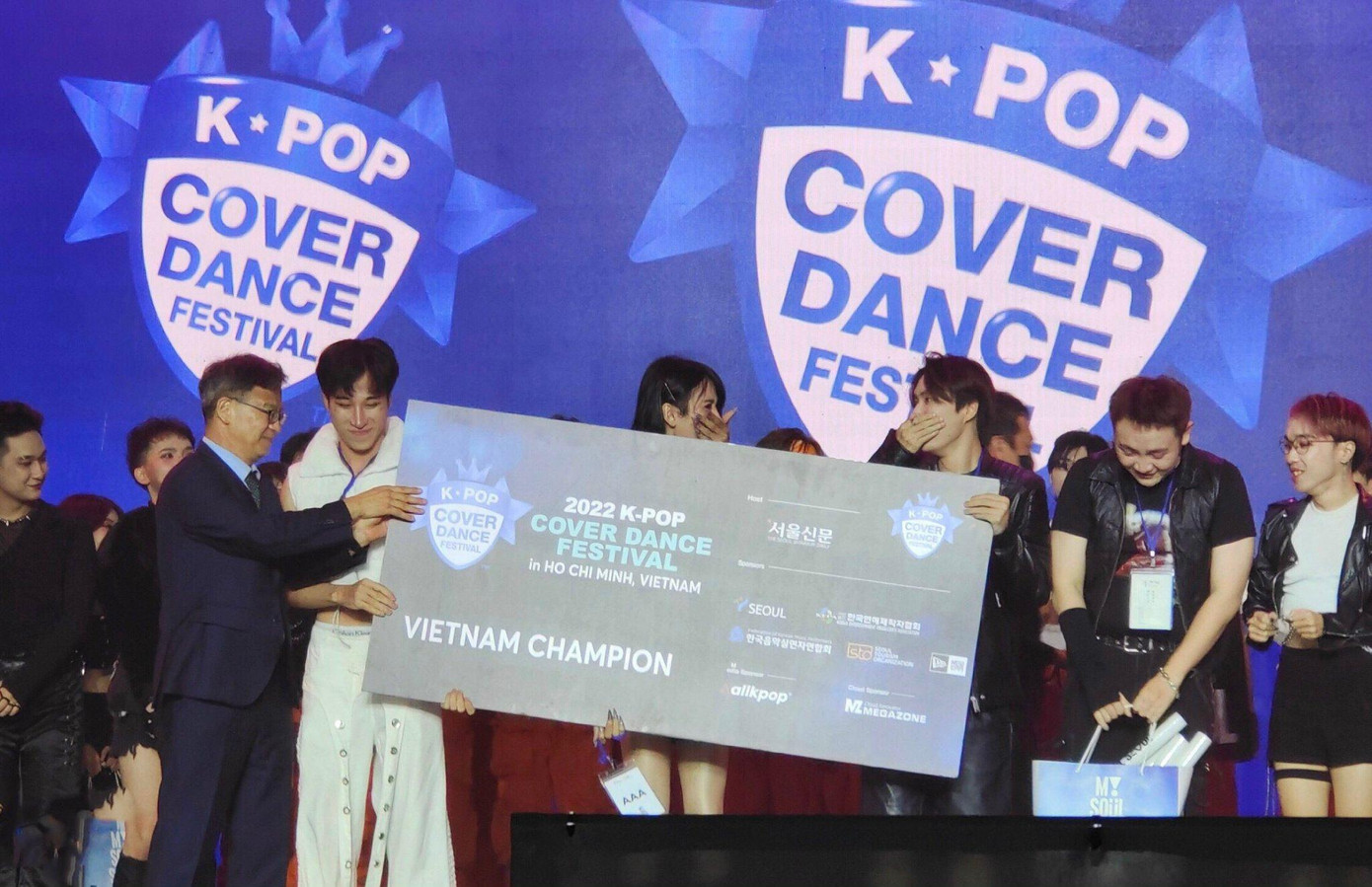 HE:aven là nhóm đạt giải Nhất trong cuộc thi K-pop Cover Dance Festival. Nhóm sẽ đến Hàn Quốc tham gia vòng chung kết tổ chức tại Seoul vào tháng 10/2022 HE:aven là nhóm đạt giải Nhất trong cuộc thi K-pop Cover Dance Festival. Nhóm sẽ đến Hàn Quốc tham gia vòng chung kết tổ chức tại Seoul vào tháng 10/2022