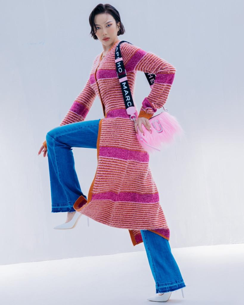 Váy dáng dài được Diệu Nhi biến tấu để phù hợp với quần jeans. Váy dáng dài được Diệu Nhi biến tấu để phù hợp với quần jeans.