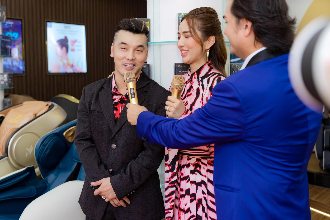 Ưng Hoàng Phúc bên cạnh bà xã Kim Cương