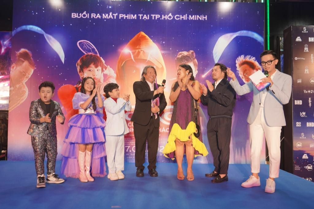 Dàn diễn viên nhí của phim: Chu Diệp Anh, Trường Phú, Bé Tin Tin bên cạnh đạo diễn Hàm Trần. Dàn diễn viên nhí của phim: Chu Diệp Anh, Trường Phú, Bé Tin Tin bên cạnh đạo diễn Hàm Trần.