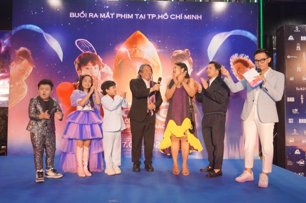 Dàn diễn viên nhí của phim: Chu Diệp Anh, Trường Phú, Bé Tin Tin bên cạnh đạo diễn Hàm Trần.