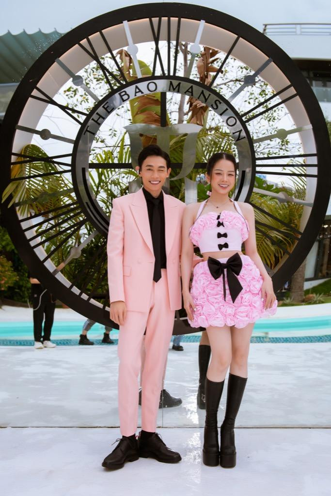 Hồng Thanh - Mie diện trang phục ton-sur-ton tại sự kiện.