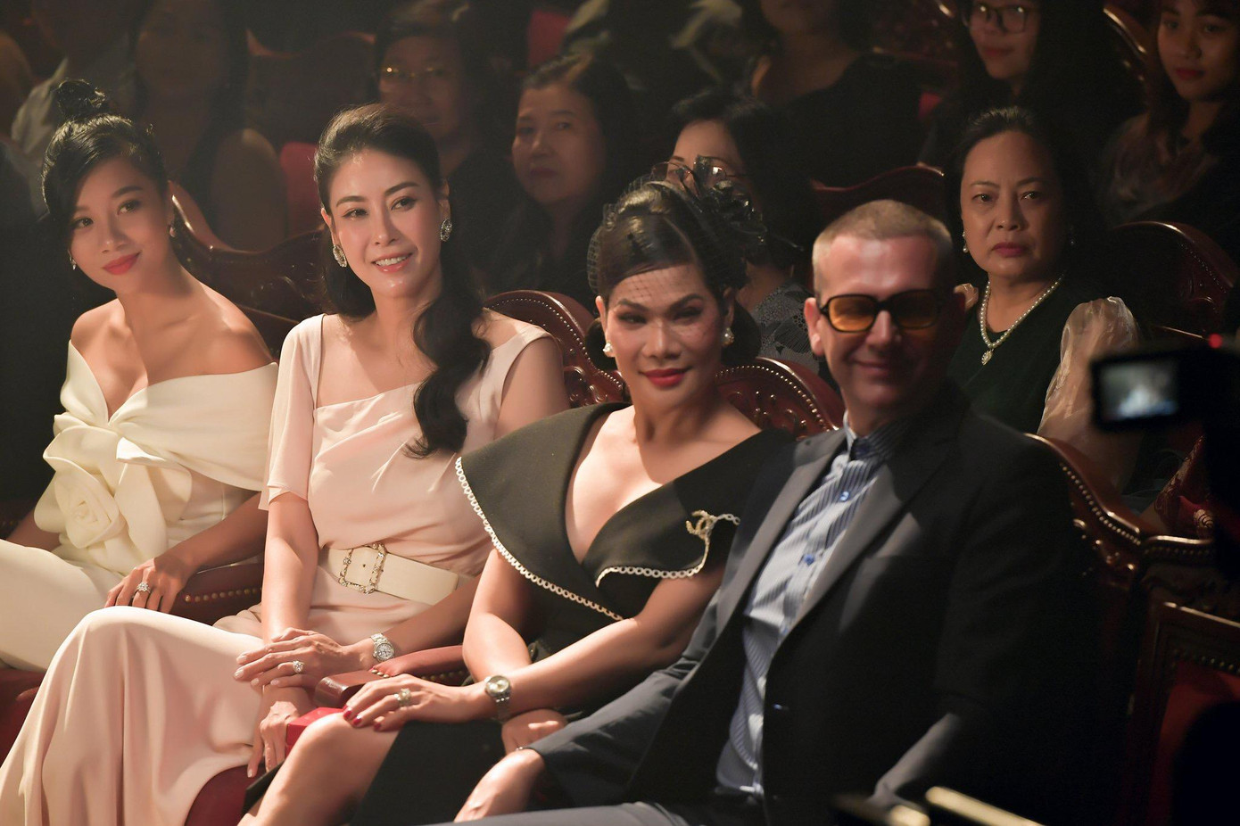 Hoa hậu Hà Kiều Anh (thứ hai từ trái sang) với nhan sắc "không tuổi".