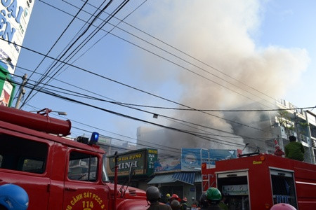 Công an phòng cháy chữa cháy tỉnh Kon Tum đang chữa cháy